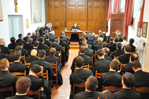 Conférence par Monseigneur Schmitz