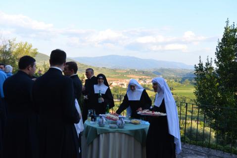 Apéritif servi par les surs Adoratrices