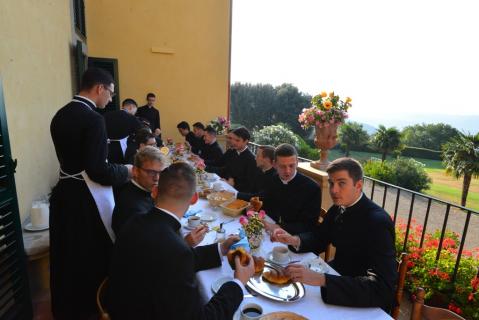 Petit-déjeuner sur la terrasse