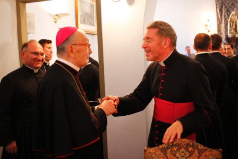 Mgr Schmitz salue Son Excellence