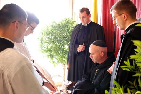Prières préparatoires à la salle du trône.