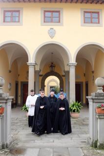 Le Père Abbé se rend à la chapelle de l&rsquo;Immaculée-Conception.