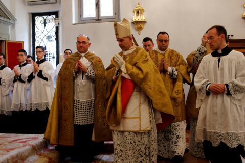 Le Pontife se rend à l&rsquo;autel.