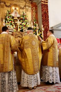 Encensement de l&rsquo;autel.