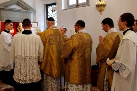 Intonation du Gloria.