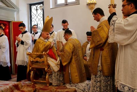 Le Pontife bénit le Diacre avant qu&rsquo;il ne chante l&rsquo;Evangile.