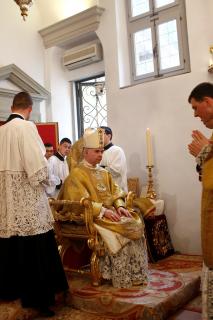 Le Pontife retourne au faldistoire pour le déshabillement.