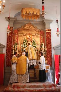 Le diacre dispose le Saint Sacrement au-dessus de l&rsquo;autel