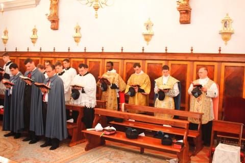 Les prêtres, diacres et sous-diacres ont revêtu les ornements de leur ordre pour la procession