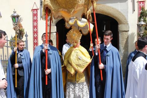le chanoine Mora, supérieur du séminaire, porte le Saint Sacrement