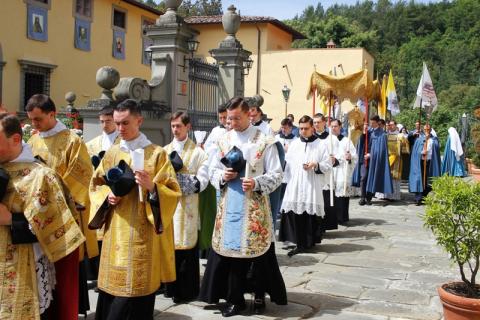 la procession traverse les jardins du séminaire