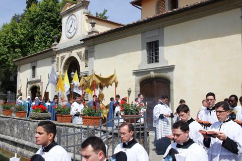 la procession traverse les jardins du séminaire