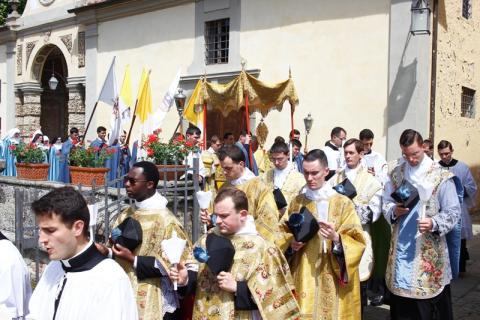 la procession traverse les jardins du séminaire