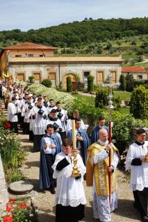 la procession traverse les jardins du séminaire