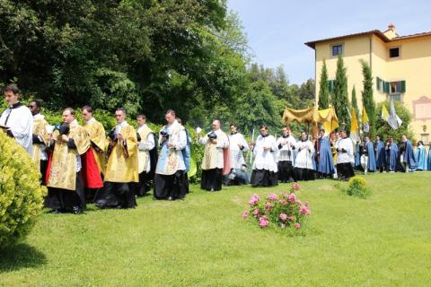 la procession traverse les jardins du séminaire