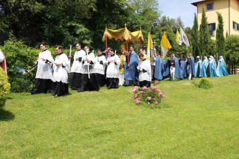 la procession traverse les jardins du séminaire