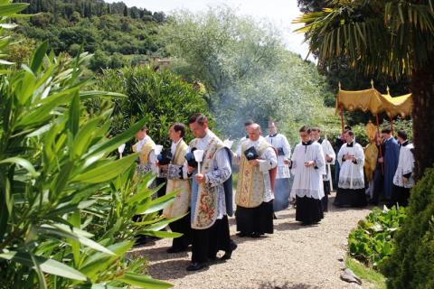 la procession traverse les jardins du séminaire