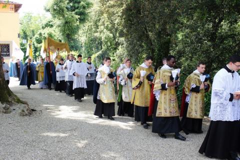 la procession se rend ensuite à la chapelle de la Sainte-Trinité