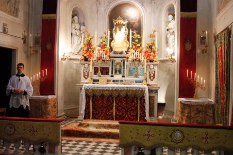 la chapelle est prête pour accueillir le très Saint Sacrement