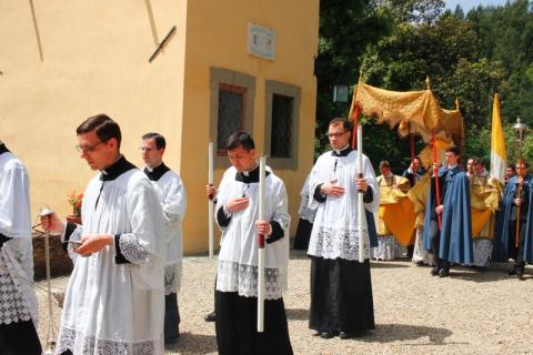 retour de la procession dans la chapelle de l&rsquo;Immaculée Conception