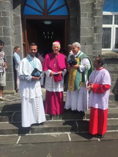 S.exc. Mgr Piat, nos chanoines et le servant de Messe sur le parvis 