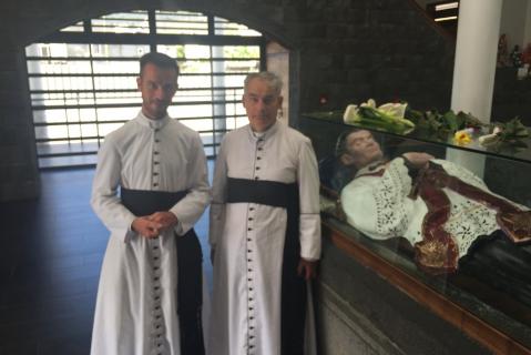 Le chanoine Montjean et le chanoine Moreau devant la châsse du Bienheureux Père Laval
