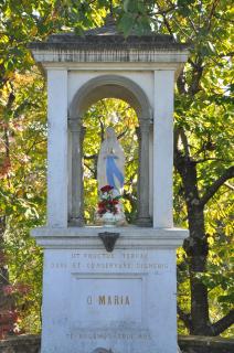 L&rsquo;oratoire dédié à Notre-Dame au milieu des champs