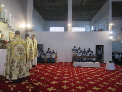 Le prêtre récite le Credo avec les Ministres