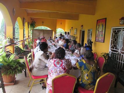 Déjeuner festif réunissant parents et amis à l&rsquo;issue de la Messe