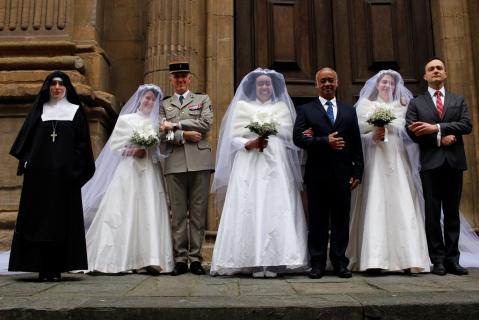 Les futures épouses du Christ au bras de leurs pères.