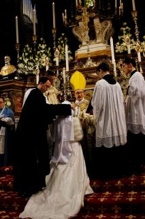 Imposition du voile blanc des novices.