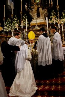 Imposition du voile blanc des novices.