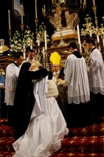 Imposition du voile blanc des novices.