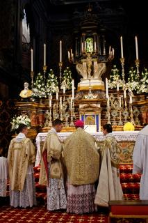 Suit la Messe Pontificale.