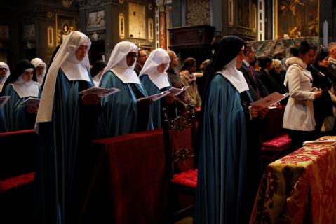 Les nouvelles s&oelig;urs revêtues de leur manteau de ch&oelig;ur bleu, comme celui de Notre-Dame.