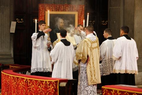 Encensement de l&rsquo;évangéliaire.
