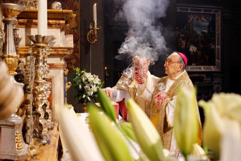 Offertoire : encensement de la Croix 