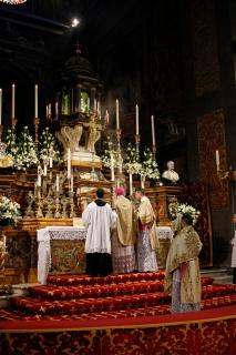 Offertoire : encensement de la Croix.