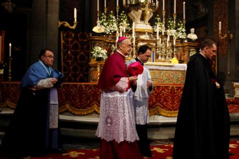 Sortie de l&rsquo;évêque et du clergé