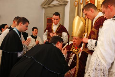 A son tour, le Pontife distribue les cierges au clergé