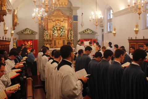 La Messe de la purification suit : intonation du Gloria