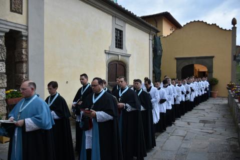 Station des chanoines et des séminaristes devant la chapelle