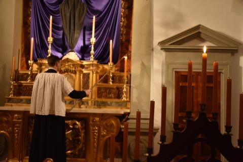 Extinction des six cierges de l&rsquo;autel pendant le chant du <i>Benedictus</i>
