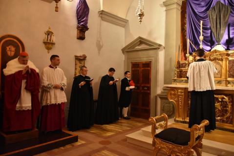 Extinction des six cierges de l&rsquo;autel pendant le chant du <i>Benedictus</i>