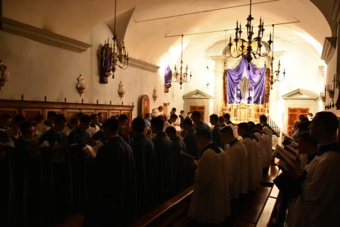 Extinction des six cierges de l&rsquo;autel pendant le chant du <i>Benedictus</i>