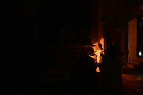 Le dernier cierge du chandelier est caché derrière l&rsquo;autel puis réapparait après que le ch&oelig;ur a fait un grand bruit en frappant sur les bancs. Ce cierge figure la Résurrection de Notre-Seigneur Jésus-Christ, dont la Lumière paraît de nouveau.