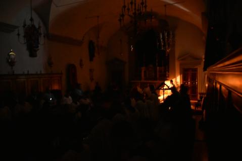 Le dernier cierge du chandelier est caché derrière l&rsquo;autel puis réapparait après que le ch&oelig;ur a fait un grand bruit en frappant sur les bancs. Ce cierge figure la Résurrection de Notre-Seigneur Jésus-Christ, dont la Lumière paraît de nouveau.