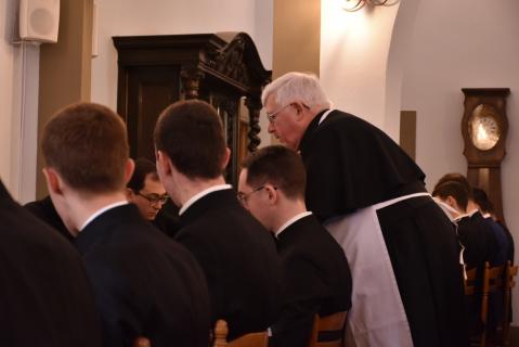 Service par Monsieur le Chanoine Mora, Supérieur du Séminaire.
