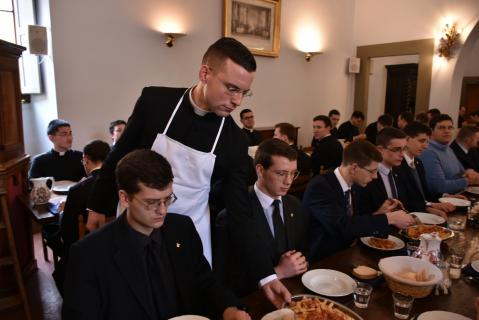 Service par Monsieur le Chanoine Louis Poucin de Wouilt, préfet de l&rsquo;année de spiritualité.