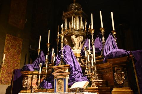 Le maître-autel de notre église Saints-Michel-et-Gaétan à Florence, préparé pour la Vigile pascale.